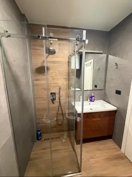 Tirane, jepet me qera apartament 1+1 Kati 3, 68 m² 700 € (Drejtoria e Policise)