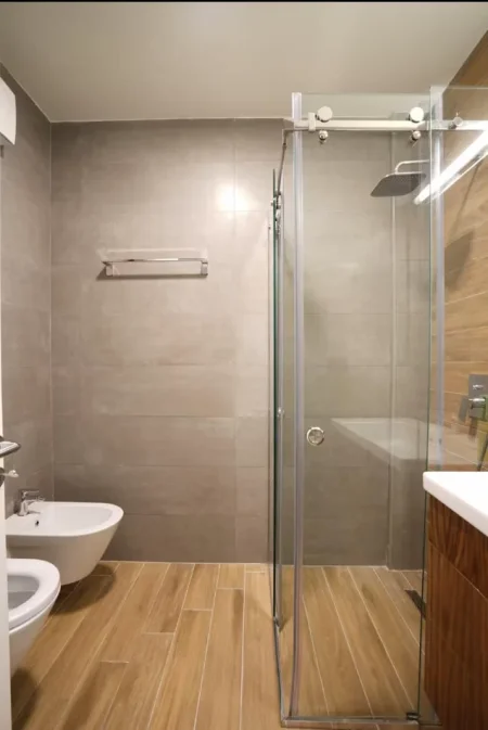 Tirane, jepet me qera apartament 1+1 Kati 3, 68 m² 700 € (Drejtoria e Policise)