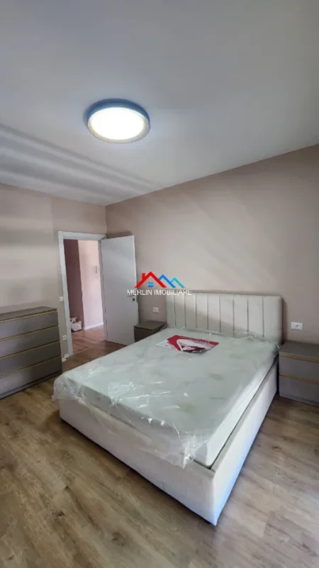 Tirane, jepet me qera apartament 2+1+Ballkon Kati 8, 93 m² 550 € (UNIVERS CITY)