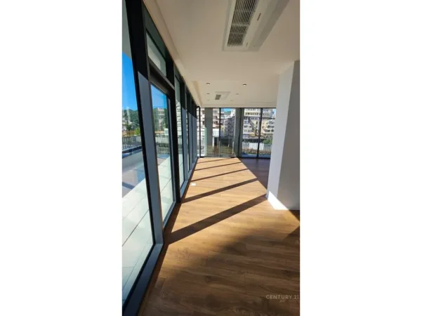 Tirane, jepet me qera zyre Kati 3, 135 m² 1.800 € 