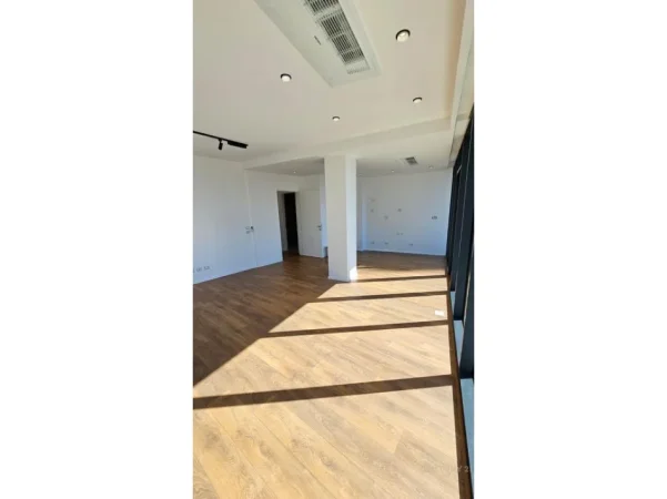 Tirane, jepet me qera zyre Kati 3, 135 m² 1.800 € 