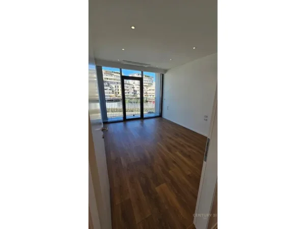 Tirane, jepet me qera zyre Kati 3, 135 m² 1.800 € 