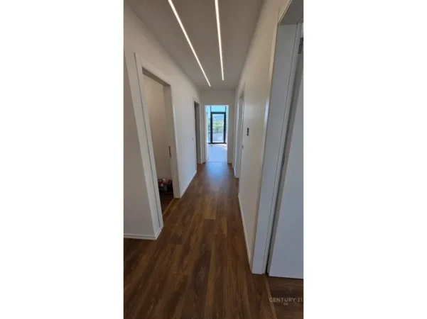 Tirane, jepet me qera zyre Kati 3, 135 m² 1.800 € 