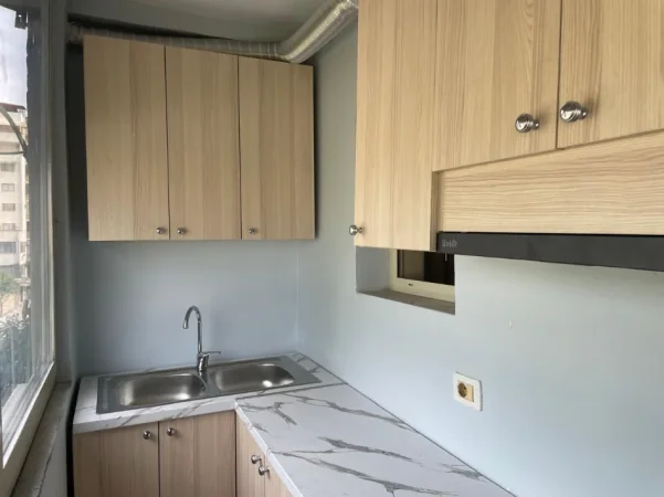 Tirane, jepet me qera apartament 1+1 Kati 4, 55 m² 500 € (Ambasada Amerikane)
