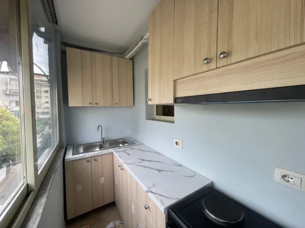 Tirane, jepet me qera apartament 1+1 Kati 4, 55 m² 500 € (Ambasada Amerikane)