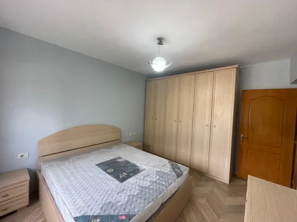 Tirane, jepet me qera apartament 1+1 Kati 4, 55 m² 500 € (Ambasada Amerikane)