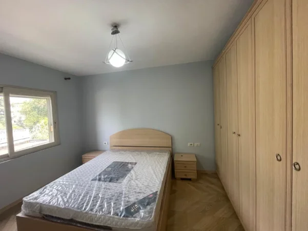 Tirane, jepet me qera apartament 1+1 Kati 4, 55 m² 500 € (Ambasada Amerikane)