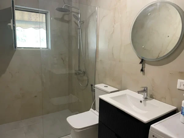 Tirane, jepet me qera apartament 1+1 Kati 4, 55 m² 500 € (Ambasada Amerikane)