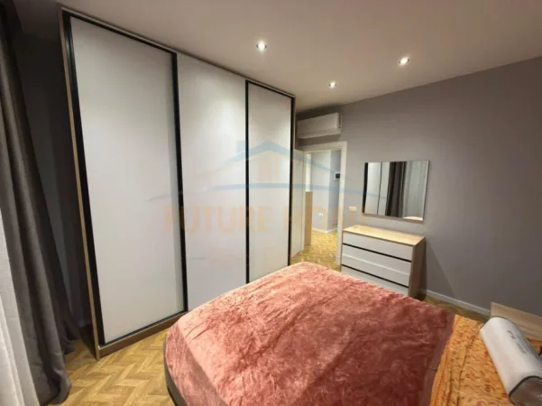 Tirane, jepet me qera apartament 1+1+PARKIM Kati 1, 70 m² 500 € (UNAZA E RE , Urban Gate)