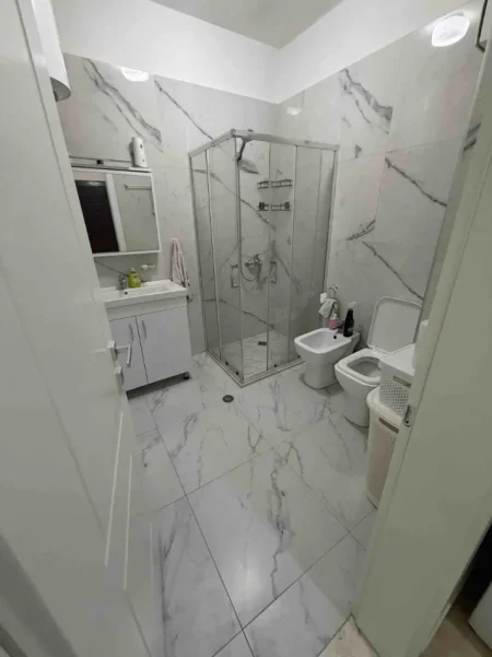 Tirane, jepet me qera apartament 1+1 Kati 1, 55 m² 420 € (Rruga Thoma Koxhaj)