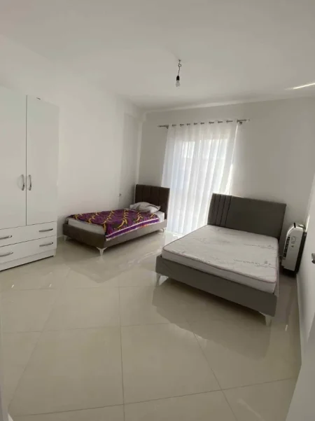 Tirane, jepet me qera apartament 1+1 Kati 7, 96 m² 415 € (Rruga Gryka e Kacanikut)