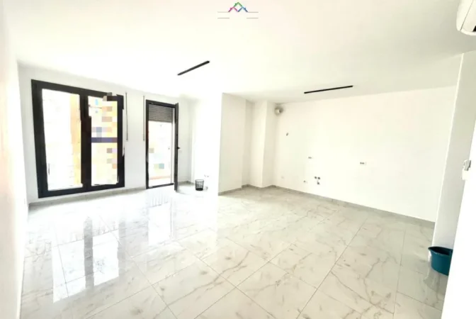 Tirane, jepet me qera zyre Kati 3, 102 m² 620 € (Rruga Kongresi i Manastirit)