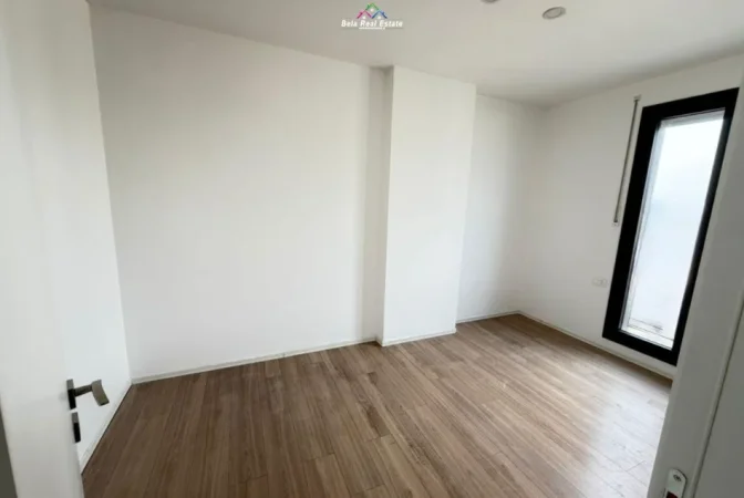 Tirane, jepet me qera zyre Kati 3, 102 m² 620 € (Rruga Kongresi i Manastirit)