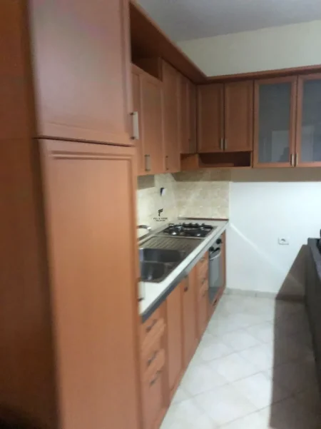 Tirane, jepet me qera apartament 1+1 Kati 6, 70 m² 480 € (SELVIA)