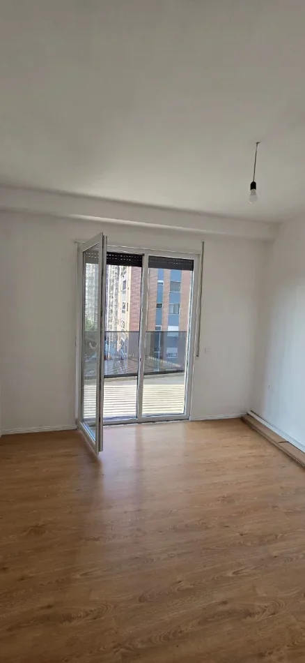 Tirane, jepet me qera zyre Kati 4, 100 m² 70 € (DON BOSKO)