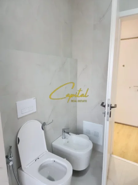 Tirane, jepet me qera apartament 1+1 Kati 4, 62 m² 500 € (ALI DEMI)