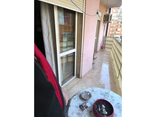 Tirane, jepet me qera apartament 2+1+2 Kati 5, 99 m² 750 € (SELVIA)