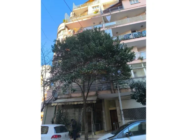 Tirane, jepet me qera apartament 2+1+2 Kati 5, 99 m² 750 € (SELVIA)