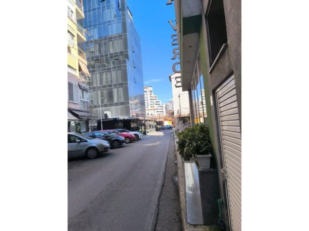 Tirane, jepet me qera apartament 2+1+2 Kati 5, 99 m² 750 € (SELVIA)