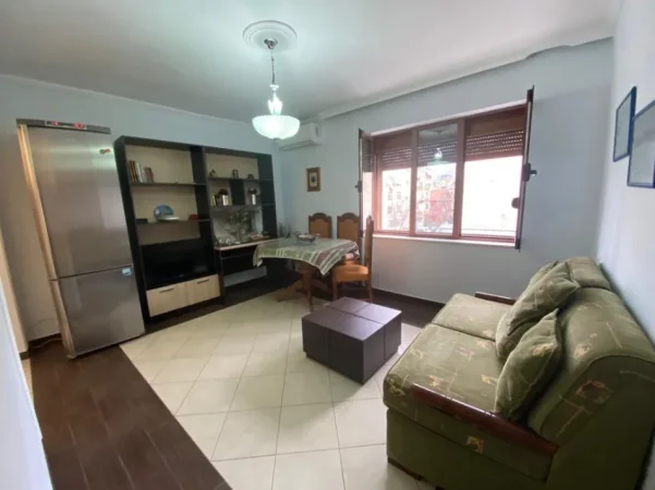 Tirane, jap me qera apartament 1+1 Kati 3, 500 € (Rruga Emil Lëgrand)
