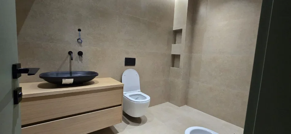 Tirane, jepet me qera ambjent biznesi Kati 1, 158 m² 3.000 € (Altana Residence)