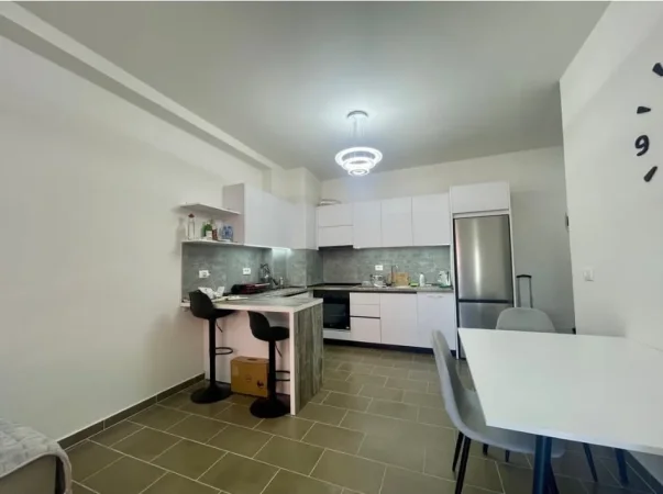 Tirane, jepet me qera apartament 1+1+Ballkon Kati 8, 60 m² 500 € (Golden Park 3)