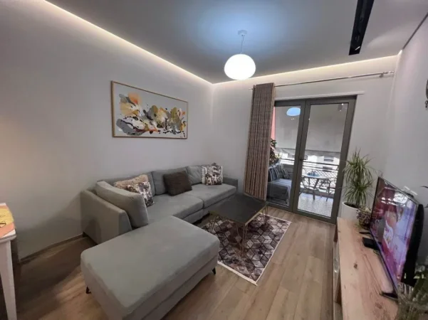 Tirane, jepet me qera apartament 1+1+Ballkon Kati 4, 75 m² 950 € (Delijorgji)