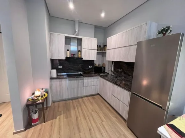Tirane, jepet me qera apartament 1+1+Ballkon Kati 4, 75 m² 950 € (Delijorgji)
