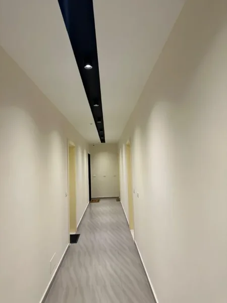 Tirane, jepet me qera ambjent biznesi , 85 m² (Ish Parku)