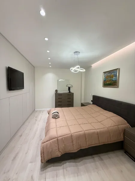 Tirane, jepet me qera apartament 1+1+Ballkon Kati 3, 76 m² 750 € (Liceu)