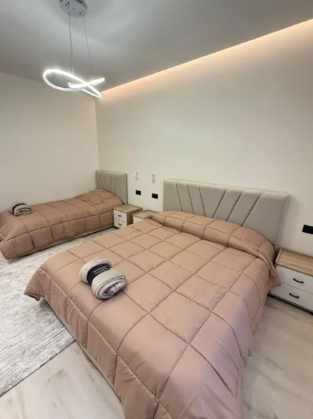 Tirane, jepet me qera apartament 1+1+Ballkon Kati 3, 75 m² 750 € (Liceu)
