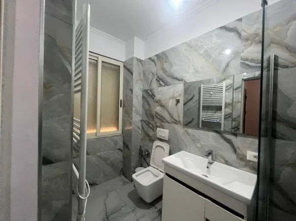 Tirane, jepet me qera apartament 3+1+Ballkon Kati 2, 138 m² 550 € (Fresk)