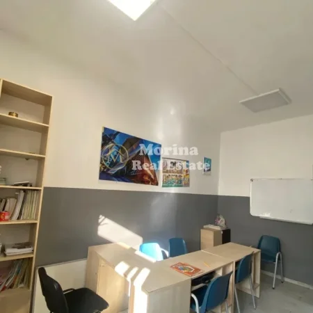 Tirane, jepet me qera ambjent biznesi Kati 3, 102 m² 1.000 € (Sheshi Willson)