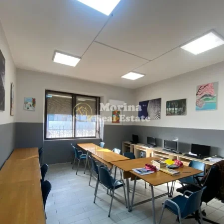 Tirane, jepet me qera ambjent biznesi Kati 3, 102 m² 1.000 € (Sheshi Willson)