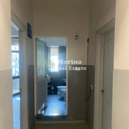 Tirane, jepet me qera ambjent biznesi Kati 3, 102 m² 1.000 € (Sheshi Willson)
