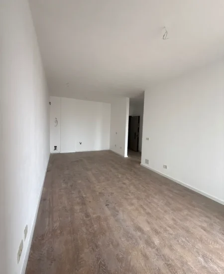 Tirane, jepet me qera ambjent biznesi Kati 4, 75 m² 600 € (Mine Peza)
