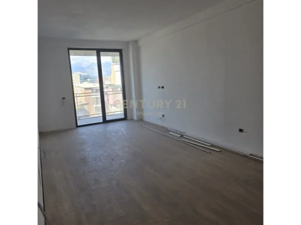 Tirane, jepet me qera 2+1 Kati 3, 116 m² 1.100 € (Mine Peza)