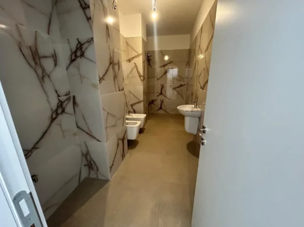 Tirane, jepet me qera apartament 2+1 Kati 13, 139 m² 1.300 € 