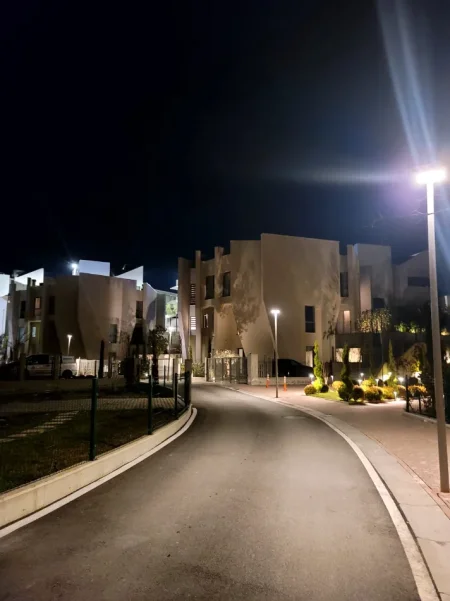 Tirane, jepet me qera apartament 3+1+Ballkon Kati 1, 275 m² 5.000 € (Green Valley) Liqeni i Thate