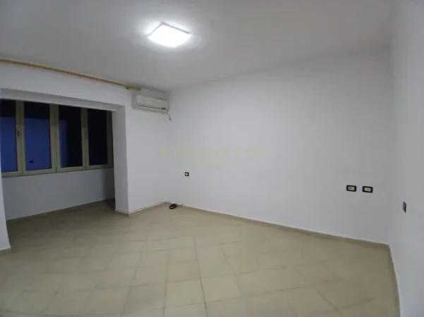 Tirane, jepet me qera apartament 1+1 Kati 2, 60 m² 600 € (Ministria e Arsimit)