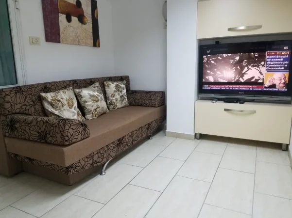 Tirane, jepet me qera 1+1+Ballkon Kati 1, 47 m² 370 € (Rruga 5 maji prane qendres tregtare concord)