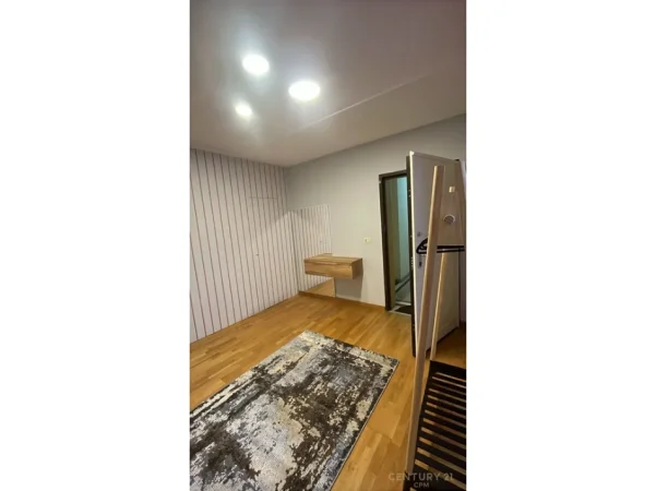 Tirane, jepet me qera apartament 3+1 , 190 m² 2.000 € (Liqeni I Tiranes)