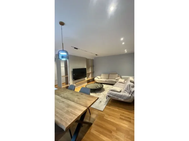 Tirane, jepet me qera apartament 3+1 , 190 m² 2.000 € (Liqeni I Tiranes)