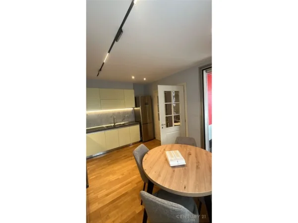 Tirane, jepet me qera apartament 3+1 , 190 m² 2.000 € (Liqeni I Tiranes)