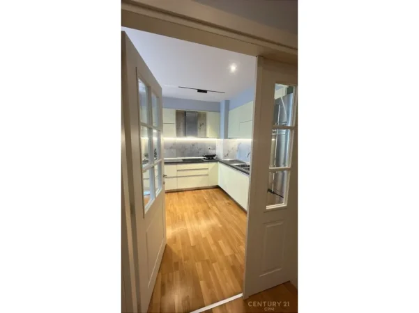 Tirane, jepet me qera apartament 3+1 , 190 m² 2.000 € (Liqeni I Tiranes)