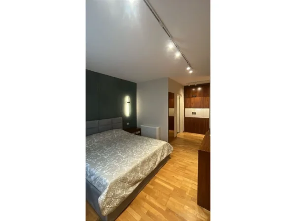 Tirane, jepet me qera apartament 3+1 , 190 m² 2.000 € (Liqeni I Tiranes)