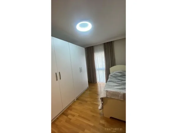 Tirane, jepet me qera apartament 3+1 , 190 m² 2.000 € (Liqeni I Tiranes)