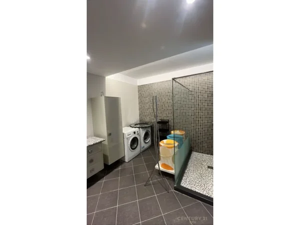 Tirane, jepet me qera apartament 3+1 , 190 m² 2.000 € (Liqeni I Tiranes)