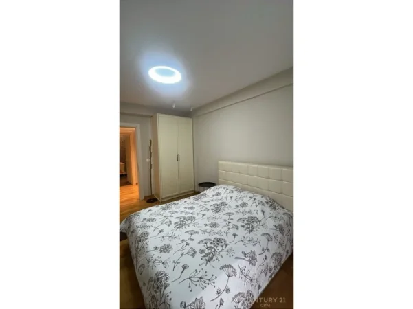 Tirane, jepet me qera apartament 3+1 , 190 m² 2.000 € (Liqeni I Tiranes)