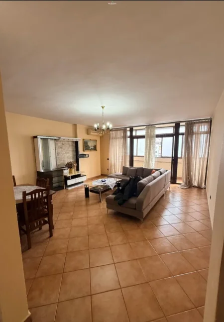 Tirane, jepet me qera apartament 2+1 Kati 10, 120 m² 700 € (Rruga e Kavajes)